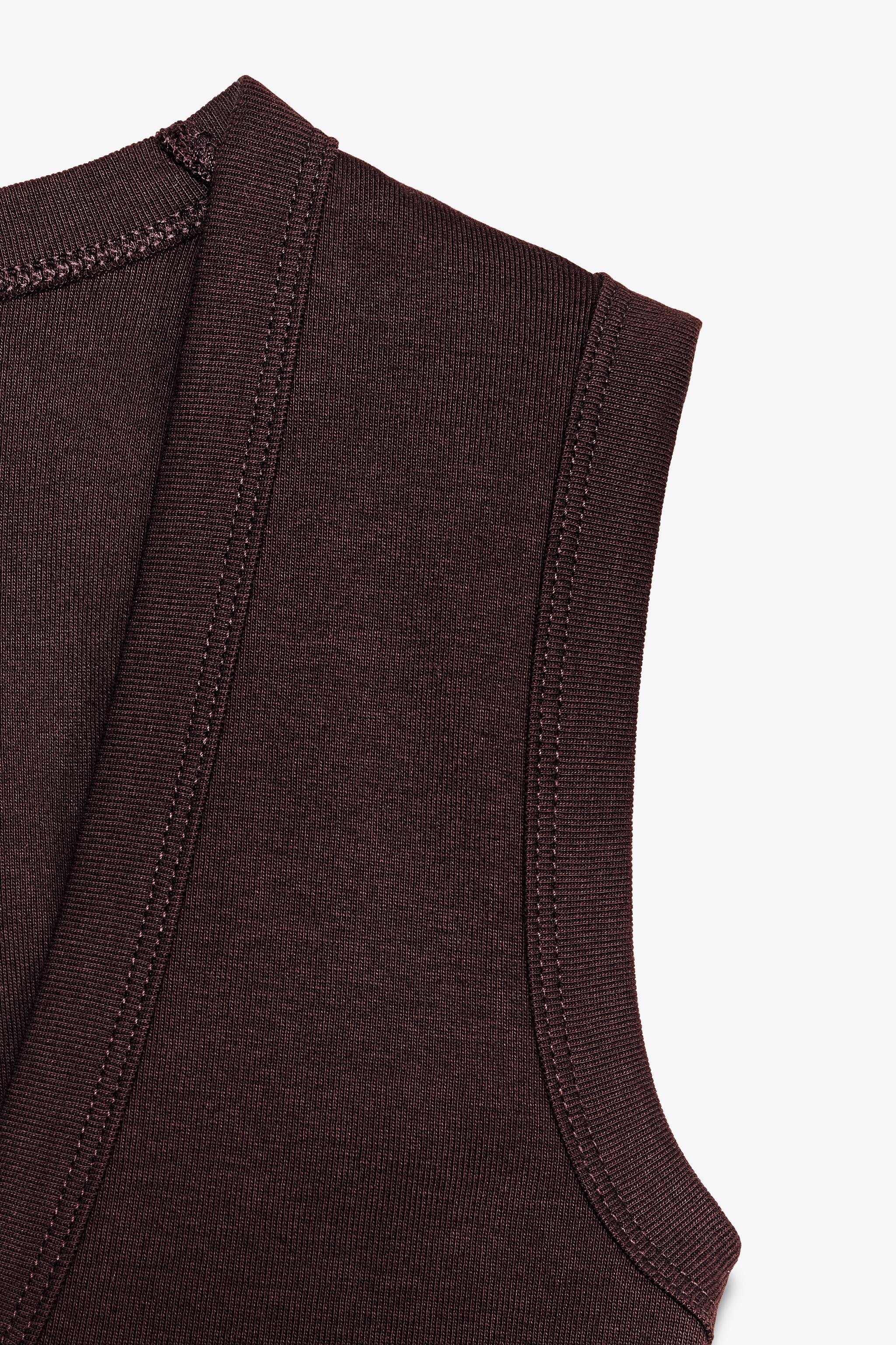 T-SHIRT DÉCOLLETÉ EN V